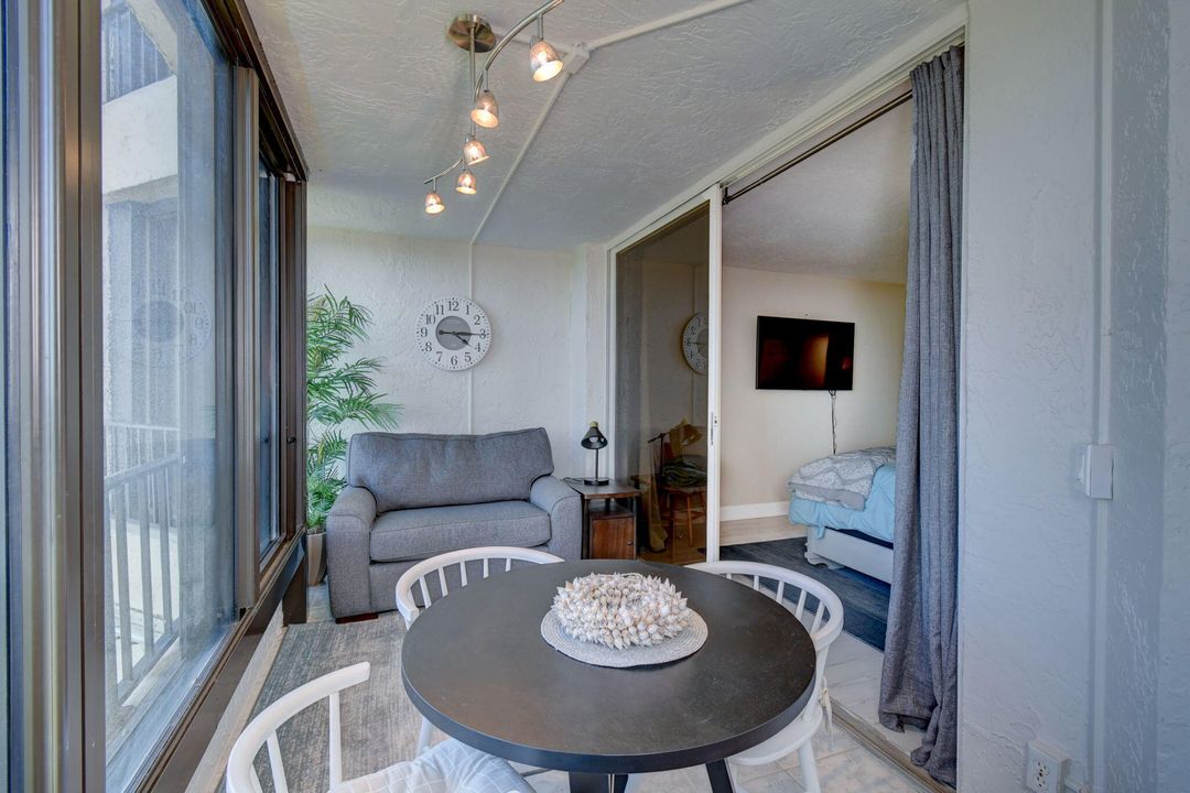 For Sale: $650,000 (2 beds, 2 baths, 1297 Square Feet)