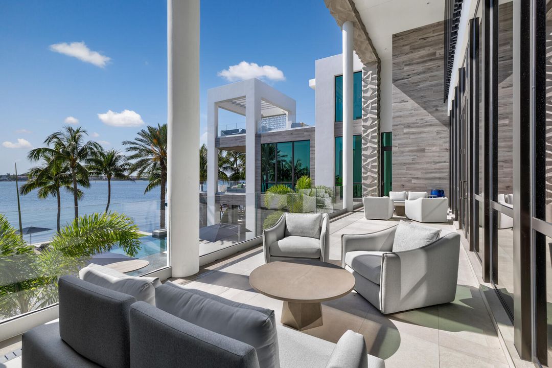 合同活跃: $84,888,000 (6 贝兹, 9 浴室, 16582 平方英尺)