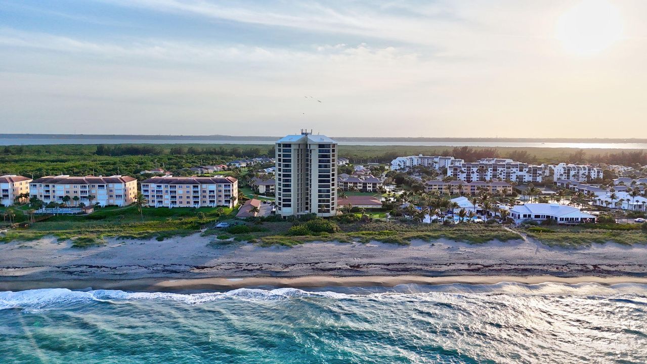 For Sale: $650,000 (2 beds, 2 baths, 1297 Square Feet)