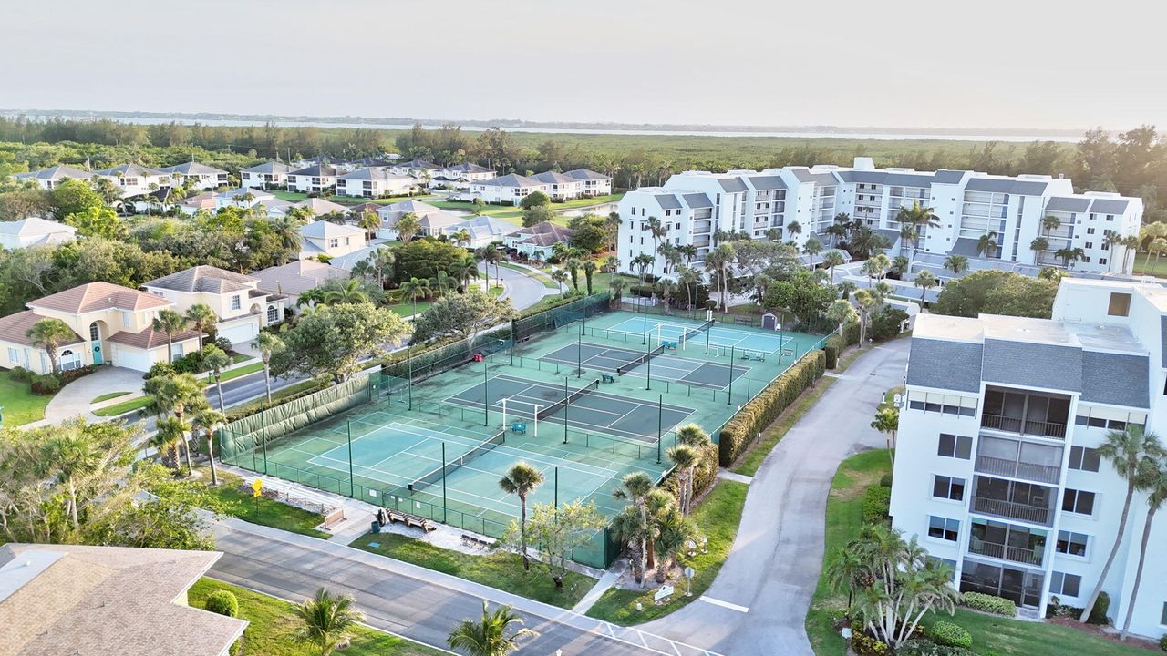 For Sale: $650,000 (2 beds, 2 baths, 1297 Square Feet)