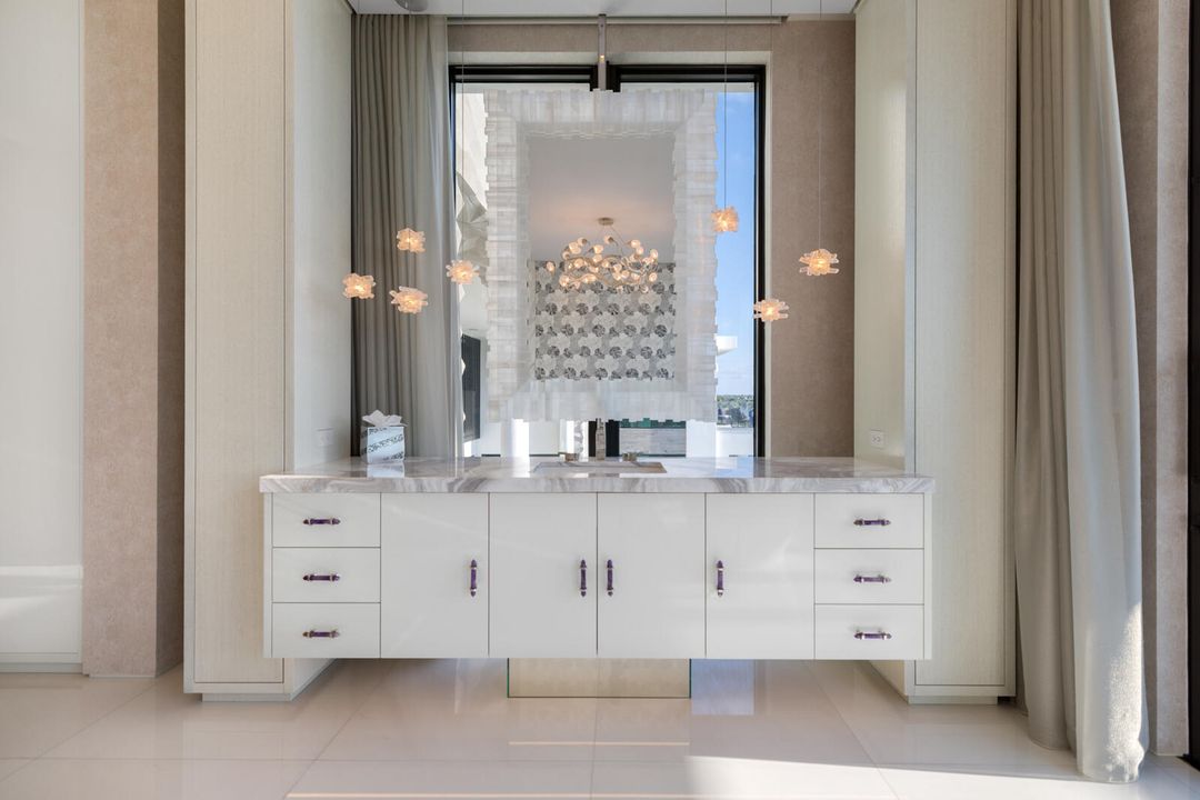 合同活跃: $84,888,000 (6 贝兹, 9 浴室, 16582 平方英尺)