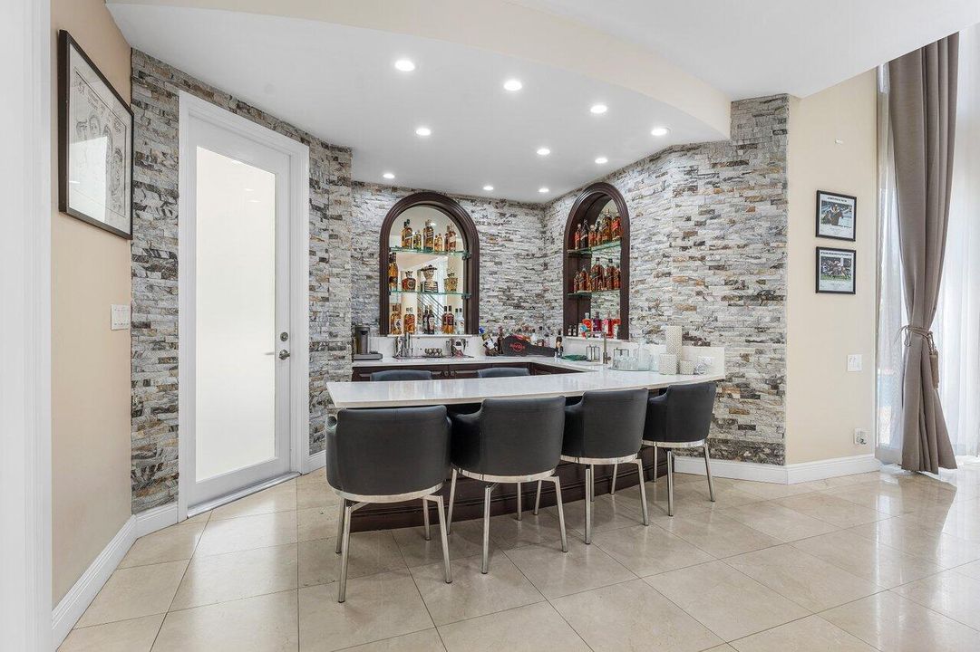 合同活跃: $3,250,000 (5 贝兹, 6 浴室, 4996 平方英尺)