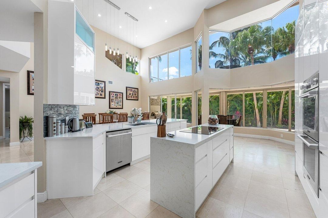 合同活跃: $3,250,000 (5 贝兹, 6 浴室, 4996 平方英尺)