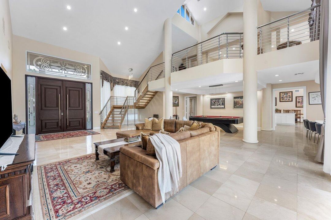 合同活跃: $3,250,000 (5 贝兹, 6 浴室, 4996 平方英尺)