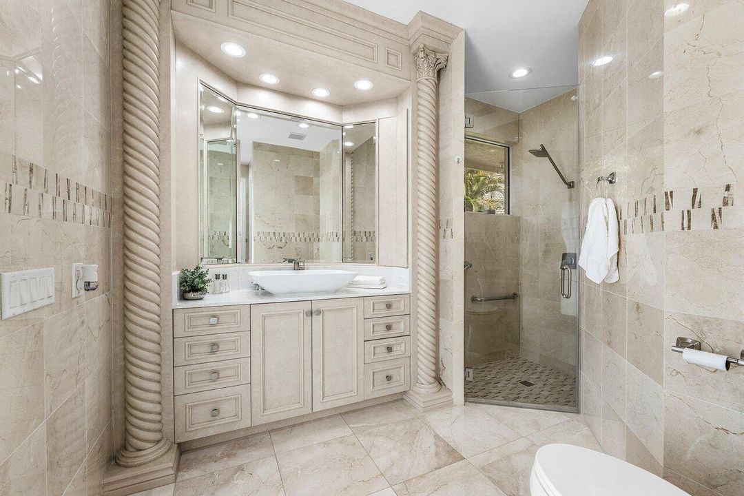 合同活跃: $3,250,000 (5 贝兹, 6 浴室, 4996 平方英尺)