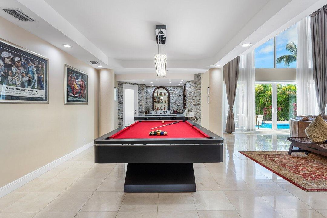 合同活跃: $3,250,000 (5 贝兹, 6 浴室, 4996 平方英尺)