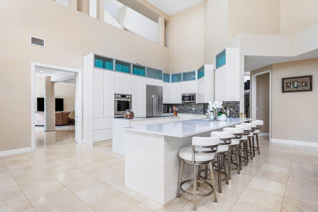 合同活跃: $3,250,000 (5 贝兹, 6 浴室, 4996 平方英尺)