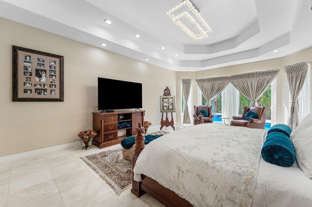 合同活跃: $3,250,000 (5 贝兹, 6 浴室, 4996 平方英尺)