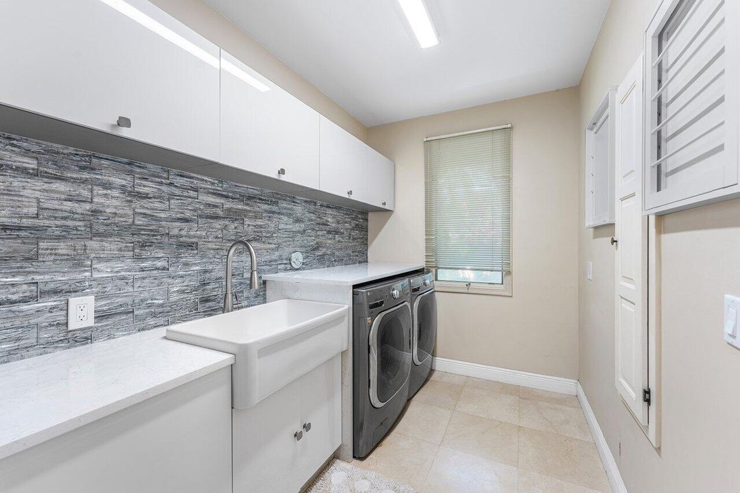 合同活跃: $3,250,000 (5 贝兹, 6 浴室, 4996 平方英尺)