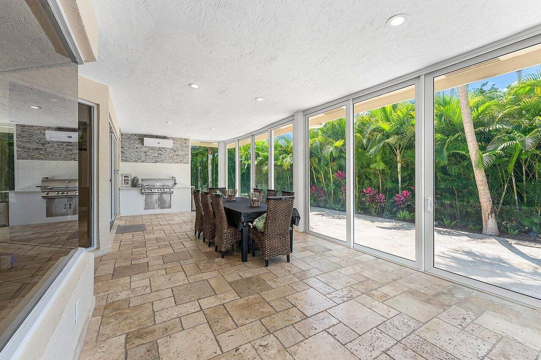 合同活跃: $3,250,000 (5 贝兹, 6 浴室, 4996 平方英尺)