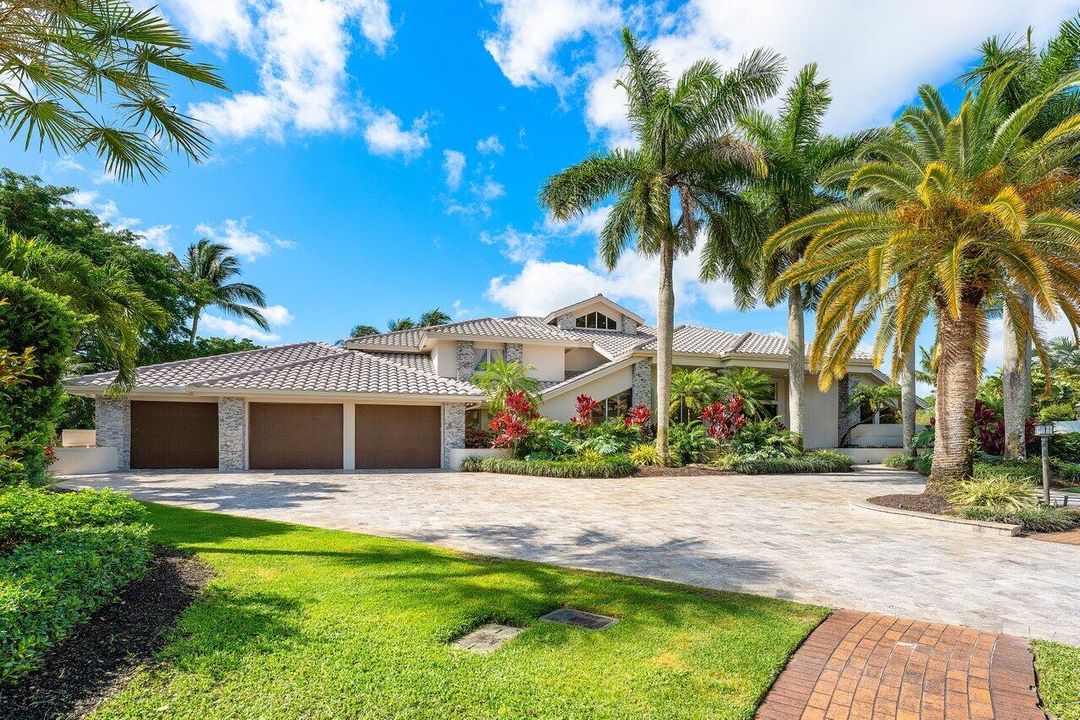 合同活跃: $3,250,000 (5 贝兹, 6 浴室, 4996 平方英尺)