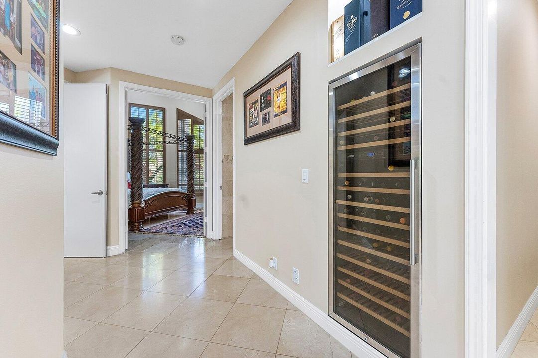 合同活跃: $3,250,000 (5 贝兹, 6 浴室, 4996 平方英尺)