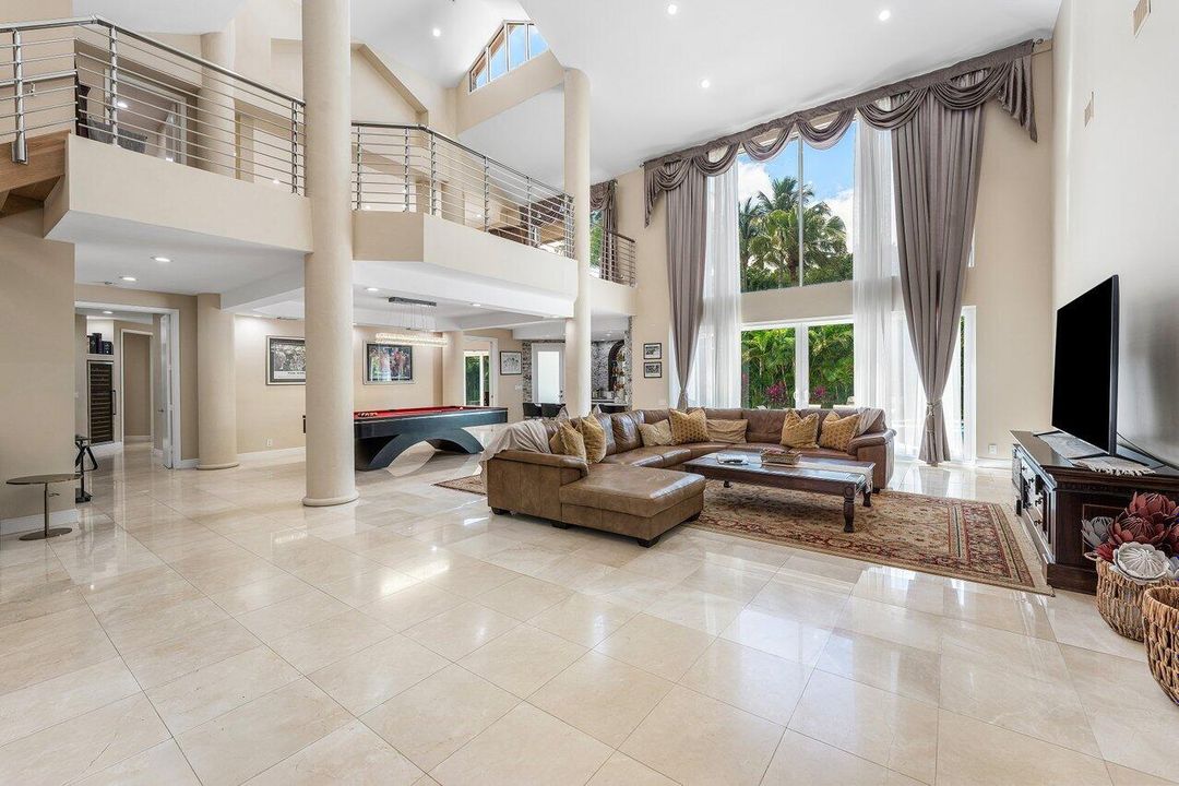 合同活跃: $3,250,000 (5 贝兹, 6 浴室, 4996 平方英尺)