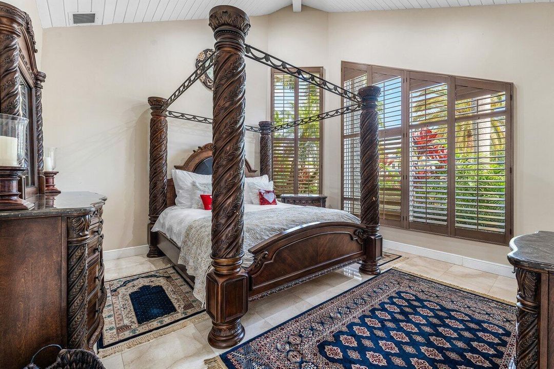 合同活跃: $3,250,000 (5 贝兹, 6 浴室, 4996 平方英尺)