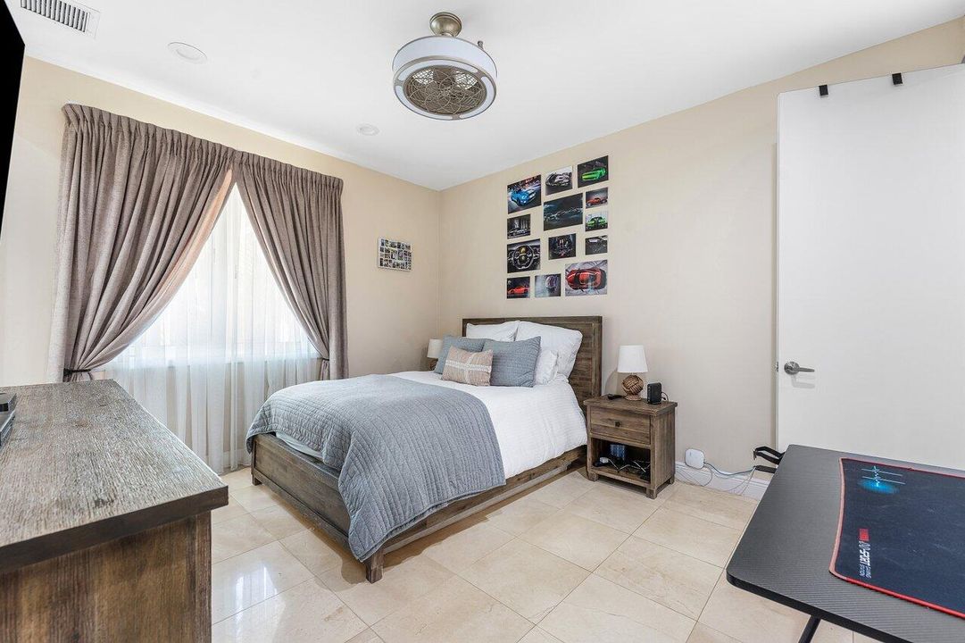 合同活跃: $3,250,000 (5 贝兹, 6 浴室, 4996 平方英尺)