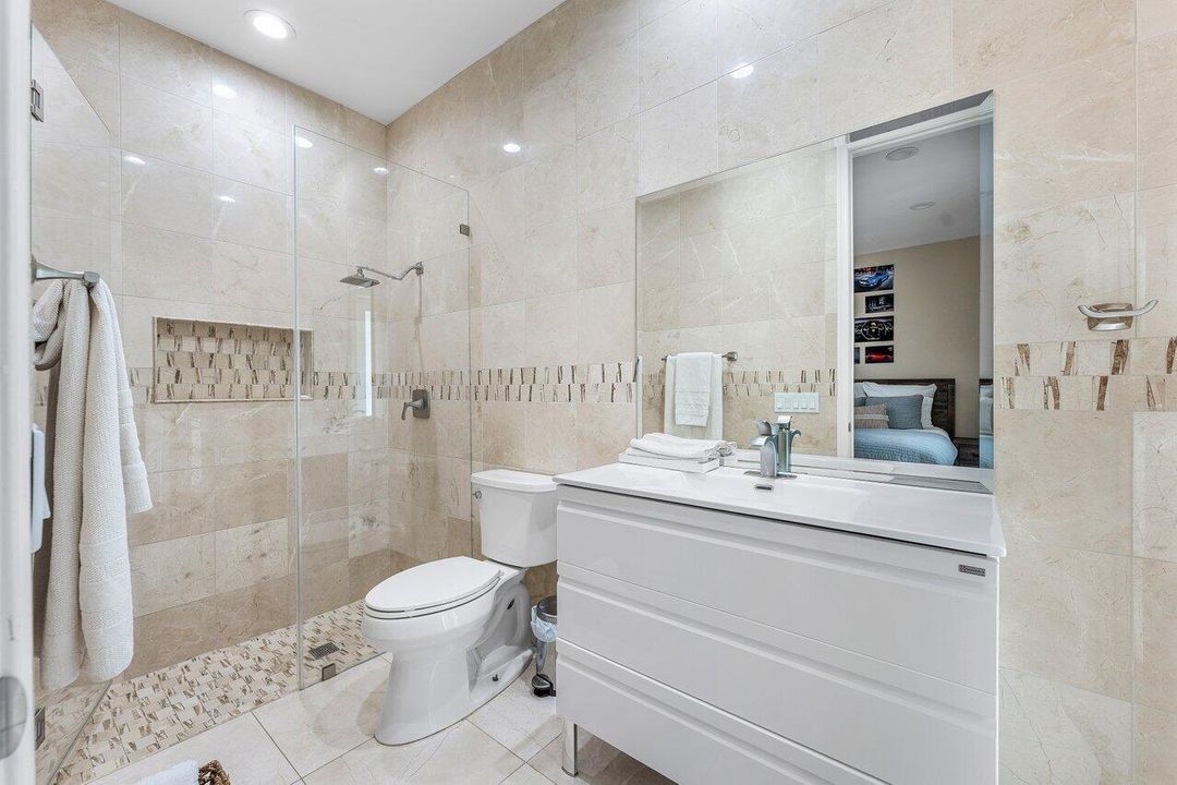 合同活跃: $3,250,000 (5 贝兹, 6 浴室, 4996 平方英尺)