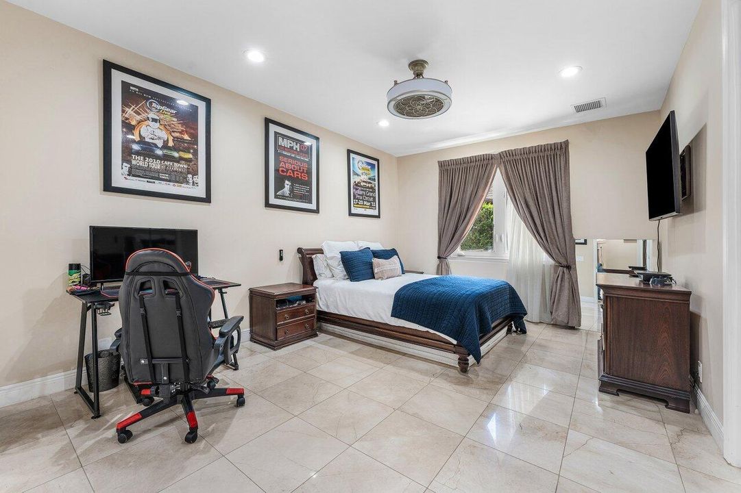 合同活跃: $3,250,000 (5 贝兹, 6 浴室, 4996 平方英尺)