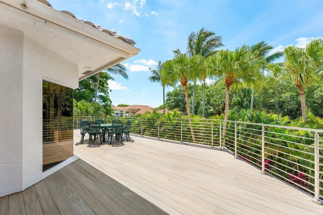 合同活跃: $3,250,000 (5 贝兹, 6 浴室, 4996 平方英尺)