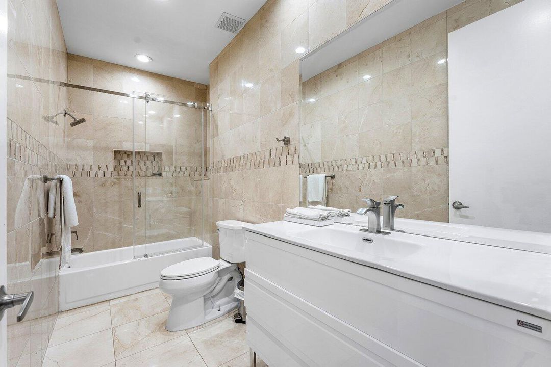 合同活跃: $3,250,000 (5 贝兹, 6 浴室, 4996 平方英尺)