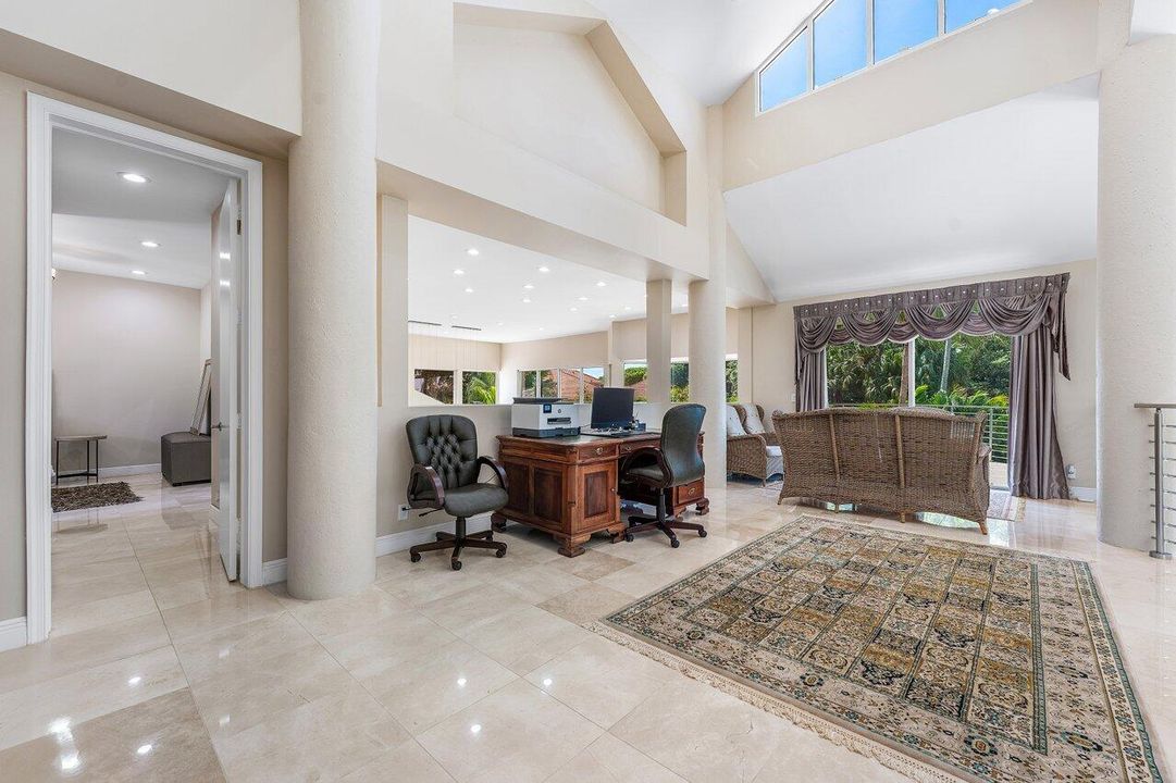 合同活跃: $3,250,000 (5 贝兹, 6 浴室, 4996 平方英尺)