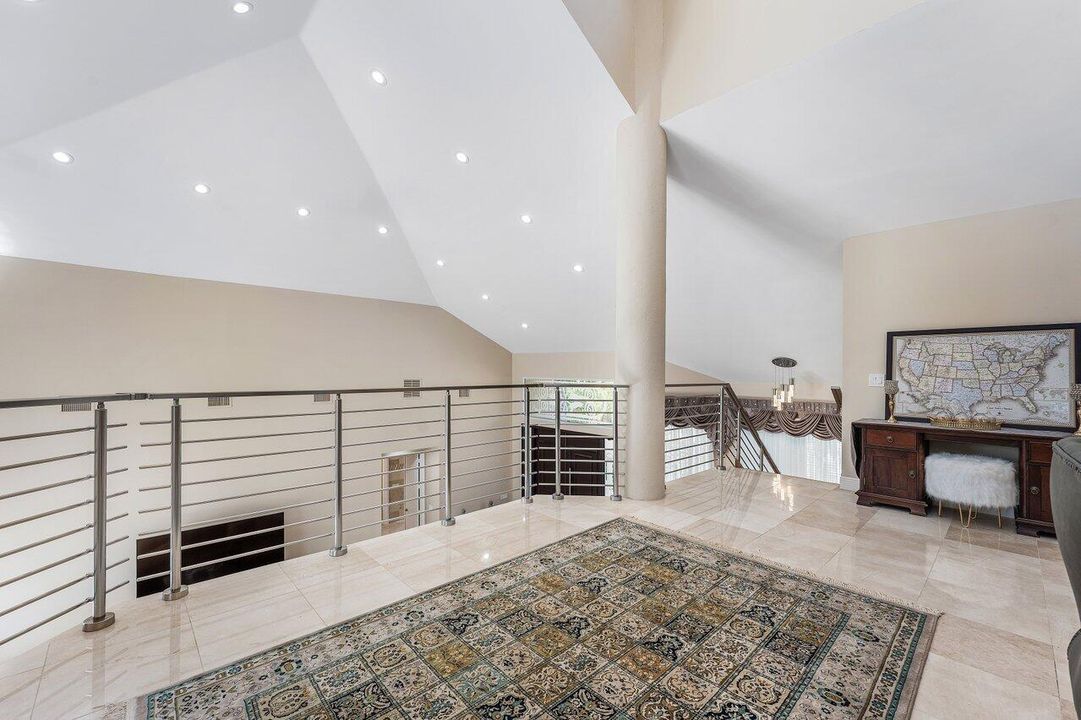 合同活跃: $3,250,000 (5 贝兹, 6 浴室, 4996 平方英尺)