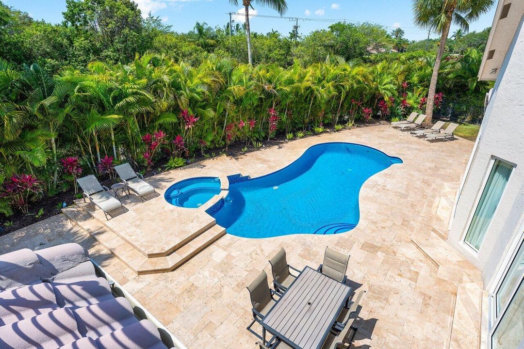 合同活跃: $3,250,000 (5 贝兹, 6 浴室, 4996 平方英尺)