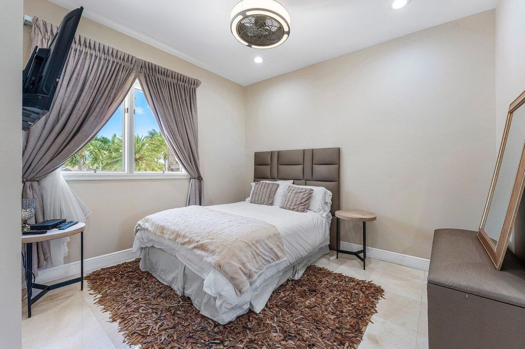 合同活跃: $3,250,000 (5 贝兹, 6 浴室, 4996 平方英尺)