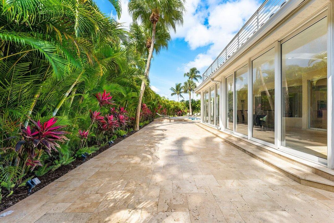 合同活跃: $3,250,000 (5 贝兹, 6 浴室, 4996 平方英尺)