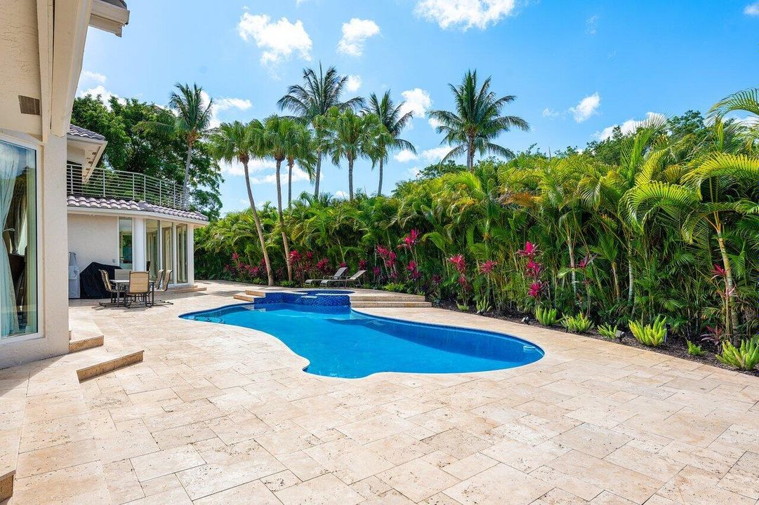 合同活跃: $3,250,000 (5 贝兹, 6 浴室, 4996 平方英尺)