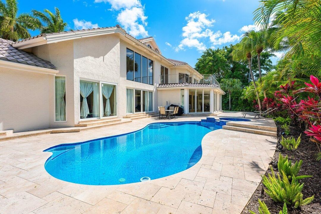 合同活跃: $3,250,000 (5 贝兹, 6 浴室, 4996 平方英尺)