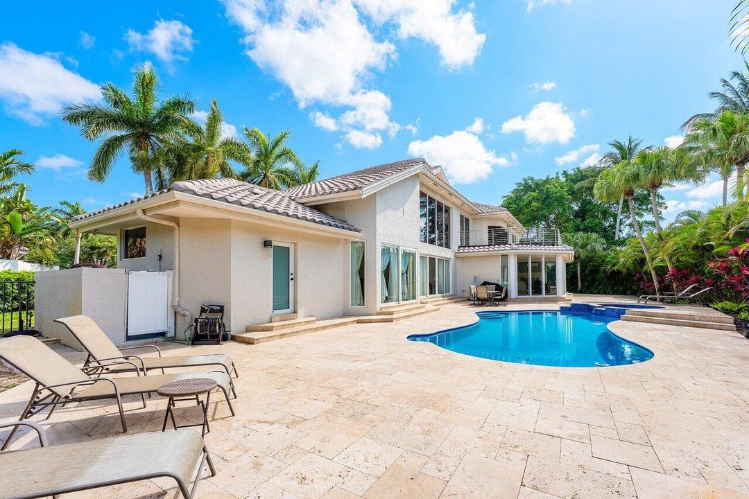 合同活跃: $3,250,000 (5 贝兹, 6 浴室, 4996 平方英尺)