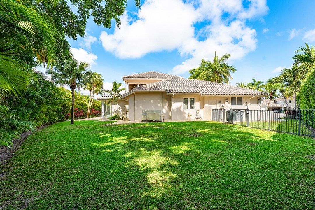 合同活跃: $3,250,000 (5 贝兹, 6 浴室, 4996 平方英尺)