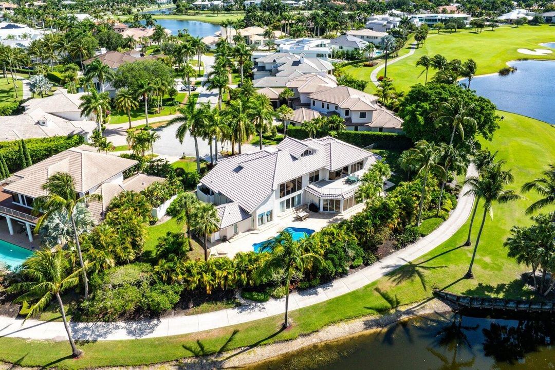 合同活跃: $3,250,000 (5 贝兹, 6 浴室, 4996 平方英尺)