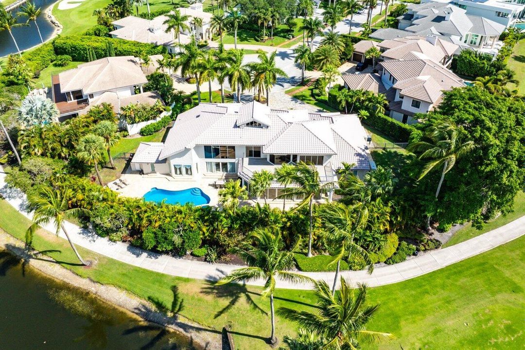 合同活跃: $3,250,000 (5 贝兹, 6 浴室, 4996 平方英尺)