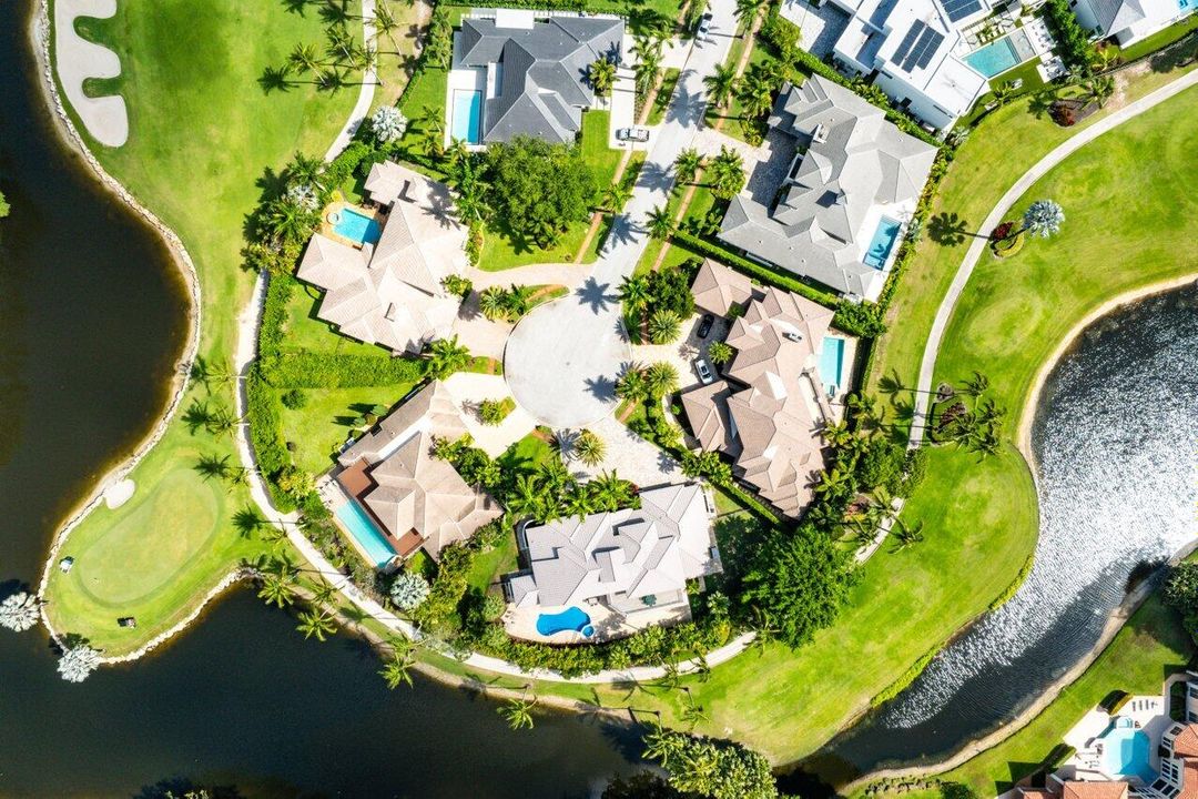 合同活跃: $3,250,000 (5 贝兹, 6 浴室, 4996 平方英尺)