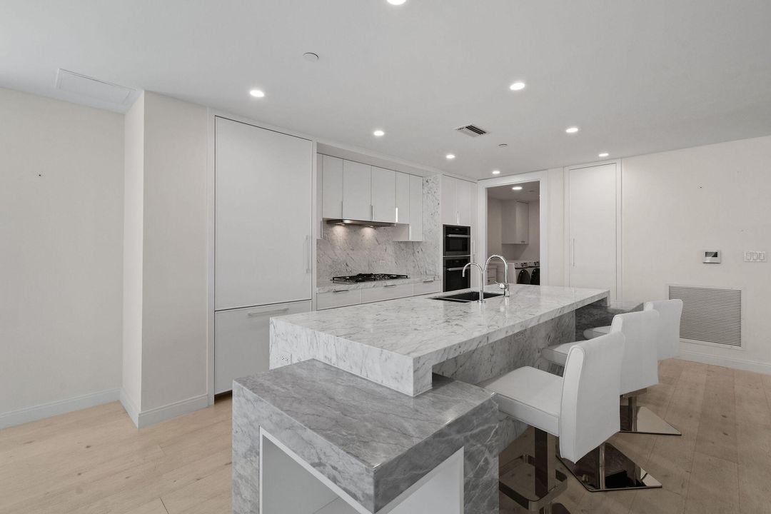 出租: $17,500 (3 贝兹, 3 浴室, 2762 平方英尺)