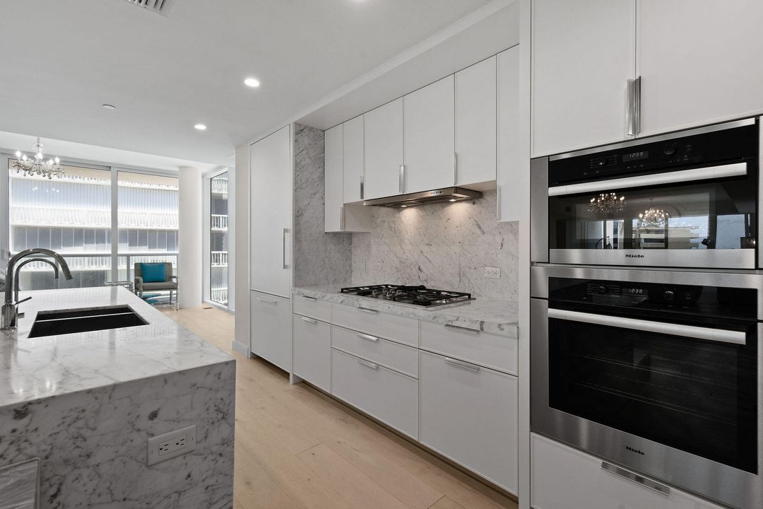 出租: $17,500 (3 贝兹, 3 浴室, 2762 平方英尺)