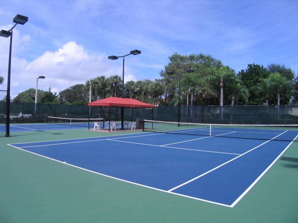 Activo con contrato: $4,500 (2 camas, 2 baños, 1385 Pies cuadrados)