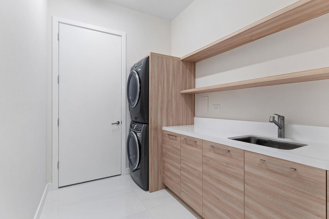 Active With Contract: $2,750,000 (2 beds, 2 baths, 2193 Square Feet)