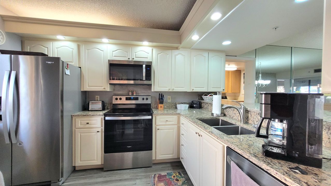 Activo con contrato: $4,500 (2 camas, 2 baños, 1385 Pies cuadrados)