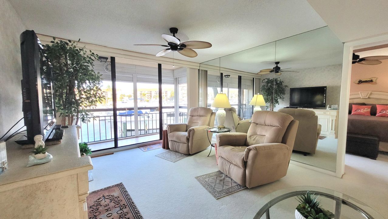 Activo con contrato: $4,500 (2 camas, 2 baños, 1385 Pies cuadrados)