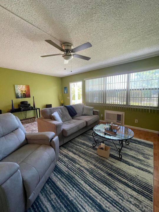 Active With Contract: $89,000 (1 beds, 1 baths, 700 Square Feet)
