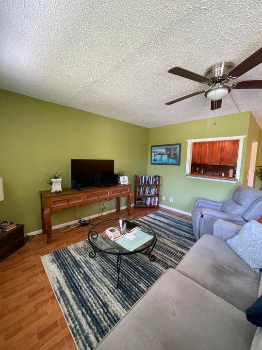 Active With Contract: $89,000 (1 beds, 1 baths, 700 Square Feet)