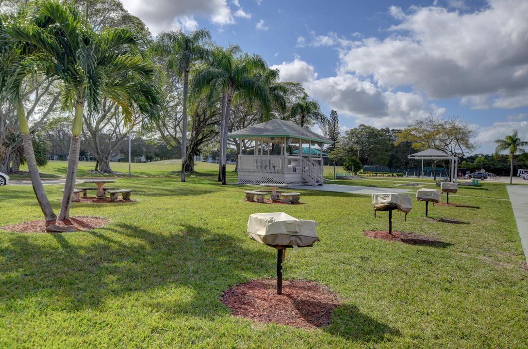Active With Contract: $89,000 (1 beds, 1 baths, 700 Square Feet)