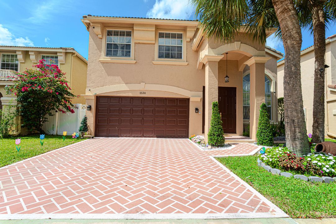 最近售出: $655,000 (4 贝兹, 3 浴室, 2109 平方英尺)