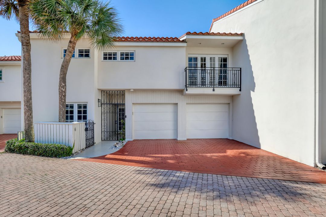 Active With Contract: $15,000 (3 beds, 3 baths, 2720 Square Feet)