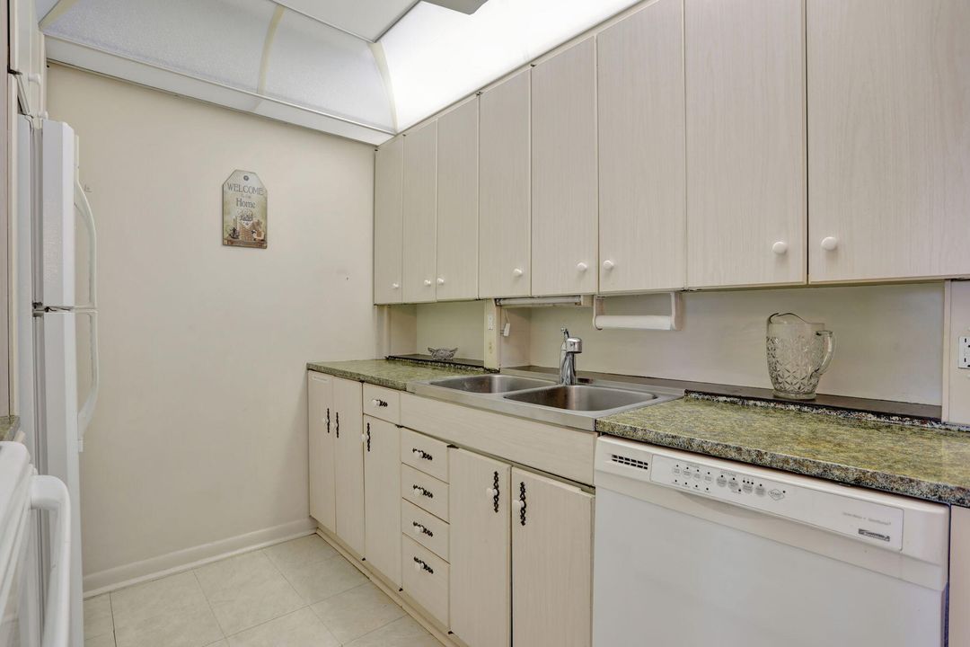 待售: $115,000 (1 贝兹, 2 浴室, 770 平方英尺)