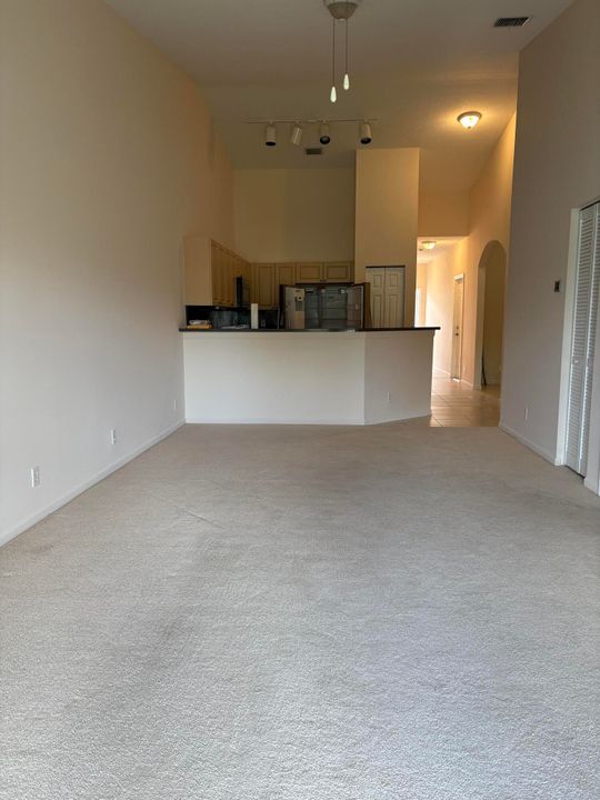 For Sale: $325,000 (2 beds, 2 baths, 1259 Square Feet)