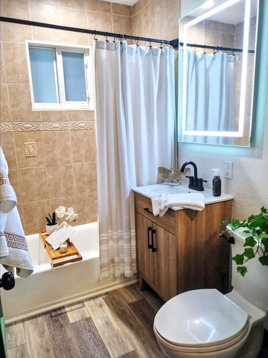 合同活跃: $1,082,000 (3 贝兹, 2 浴室, 1705 平方英尺)