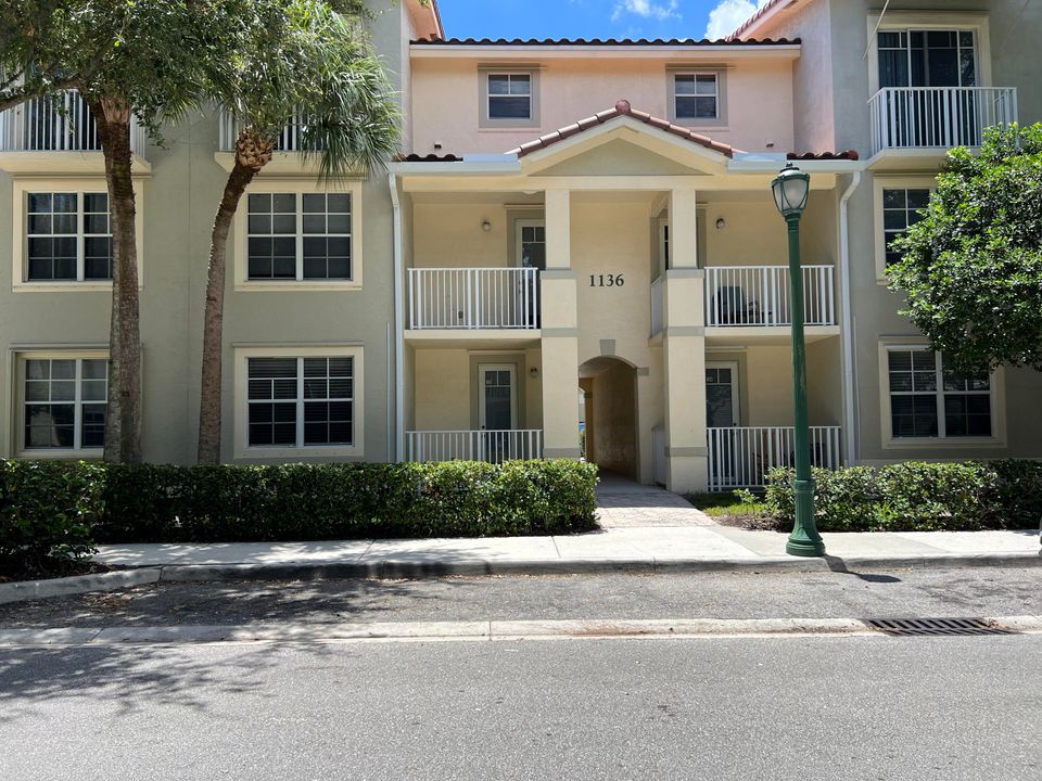 Recently Sold: $276,000 (1 beds, 1 baths, 596 Square Feet)